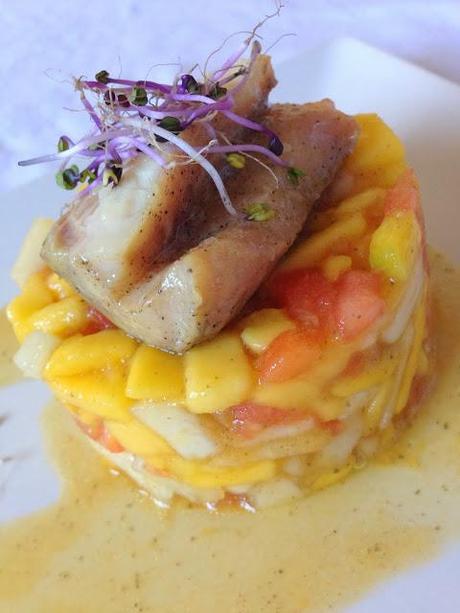 Esturión Confitado Riofrío sobre Tartar de Pera y Mango al aroma de Coco.