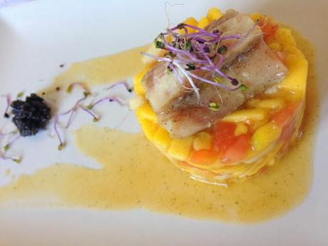Esturión Confitado Riofrío sobre Tartar de Pera y Mango al aroma de Coco.