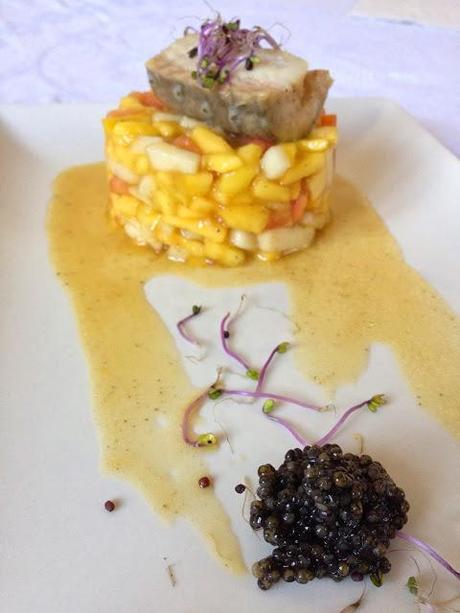 Esturión Confitado Riofrío sobre Tartar de Pera y Mango al aroma de Coco.