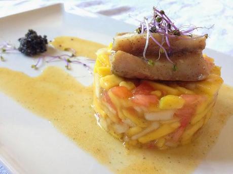 Esturión Confitado Riofrío sobre Tartar de Pera y Mango al aroma de Coco.