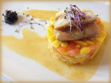 Esturión Confitado Riofrío sobre Tartar de Pera y Mango al aroma de Coco.