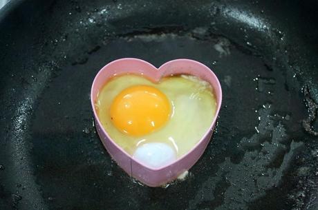 Tostada francesa con huevos y bacón para San Valentín.