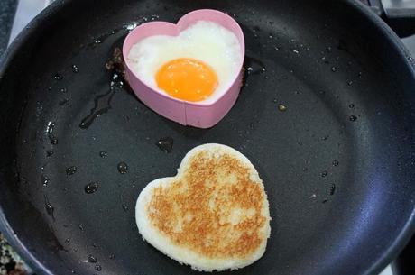 Tostada francesa con huevos y bacón para San Valentín.