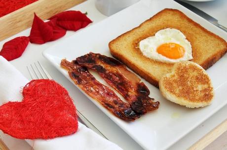 Tostada francesa con huevos y bacón para San Valentín.