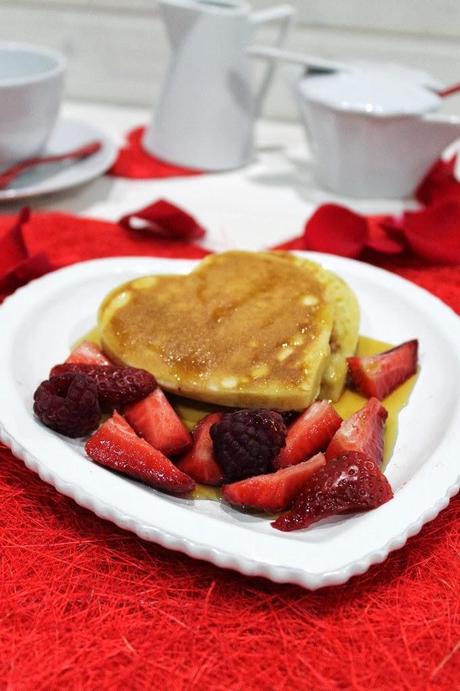 Tortitas de San Valentín con frutas rojas y sirope de arce