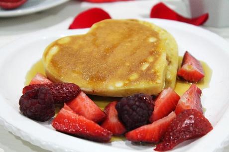 Tortitas de San Valentín con frutas rojas y sirope de arce