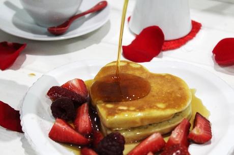 Tortitas de San Valentín con frutas rojas y sirope de arce