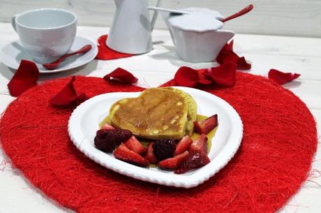 Tortitas de San Valentín con frutas rojas y sirope de arce