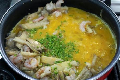 Revuelto de gírgolas y gambas (paso a paso)