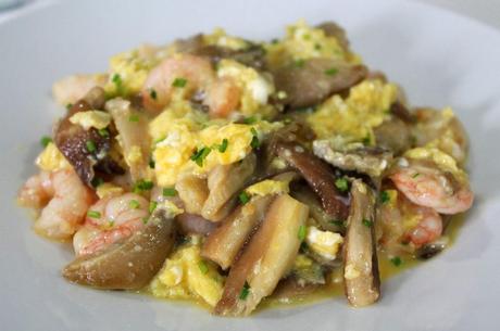 Revuelto de gírgolas y gambas (paso a paso)