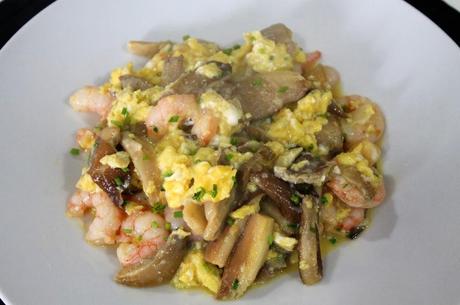 Revuelto de gírgolas y gambas (paso a paso)