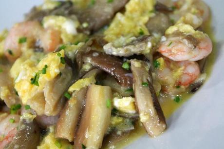 Revuelto de gírgolas y gambas (paso a paso)