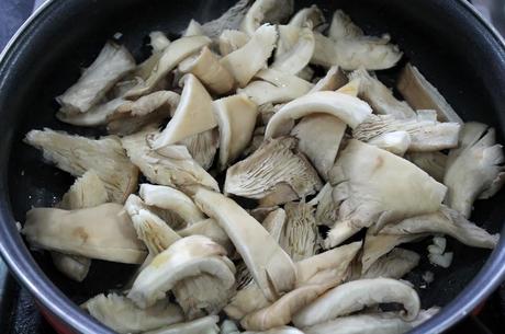 Revuelto de gírgolas y gambas (paso a paso)