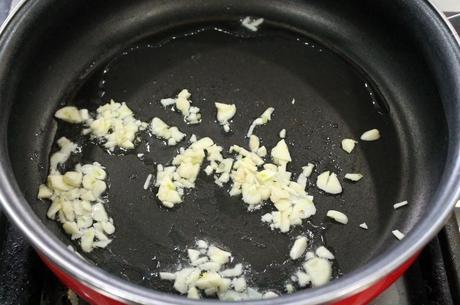 Revuelto de gírgolas y gambas (paso a paso)