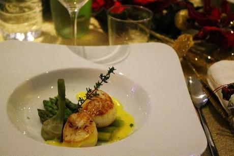 Vieiras a la plancha con espárragos y salsa holandesa