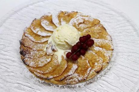 Tarta caliente de manzana con helado de vainilla