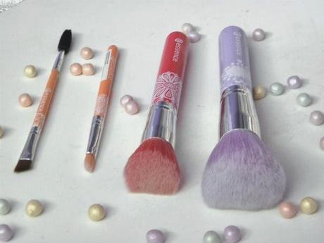 Bloom Me Up Tools de Essence(Edición Limitada)