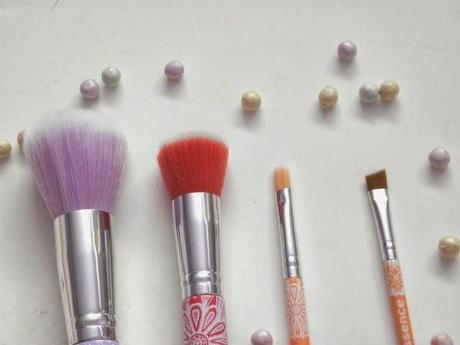 Bloom Me Up Tools de Essence(Edición Limitada)