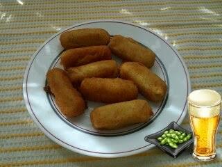 TOSTA CON QUESO DE CABRA SOBRE ENSALADA VARIADA Y CROQUETAS DE BACALAO MAHESO.