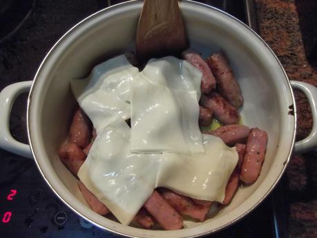 SALCHICHAS CON SALSA DE QUESO