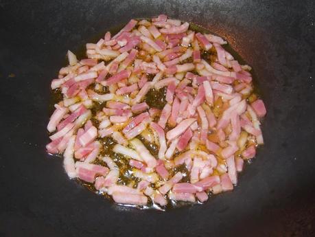 SALCHICHAS CON SALSA DE QUESO