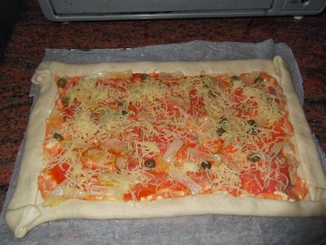 PIZZA DE SALMÓN CON BORDE DE QUESO