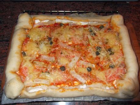 PIZZA DE SALMÓN CON BORDE DE QUESO