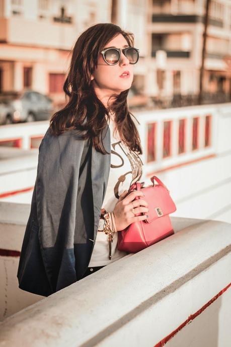 Blue Klein vs Vibrant Pink