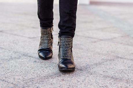 Blue Klein vs Vibrant Pink