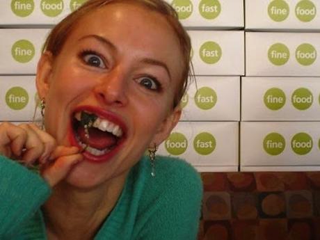 14 pequeños placeres de la vida 14.- Sacarte ese último resto de comida que tenías atorado entre los dientes.