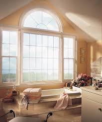 Lindos diseños de baños con grandes ventanas