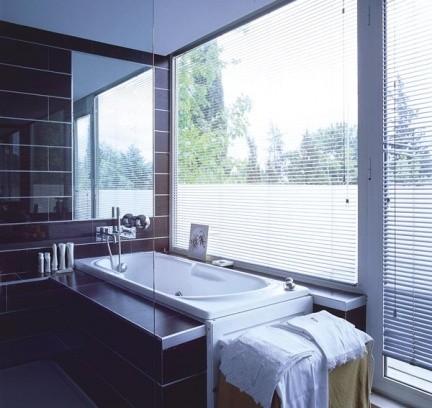 Lindos diseños de baños con grandes ventanas