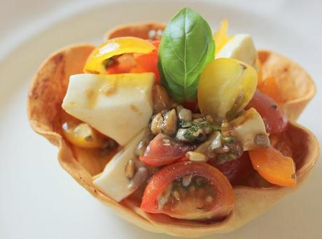 Cestillos de Cherris Multicolor con Queso fresco, Semillas de Girasol y Albahaca.