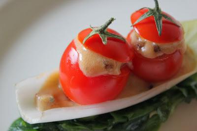 Barquitas con Cherris rellenos de Roquefort y Dátiles.