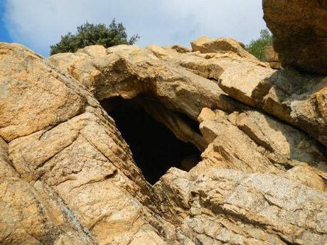 Cavitats del Montcabrer. La cova de les Encantades o cova de les Bruixes