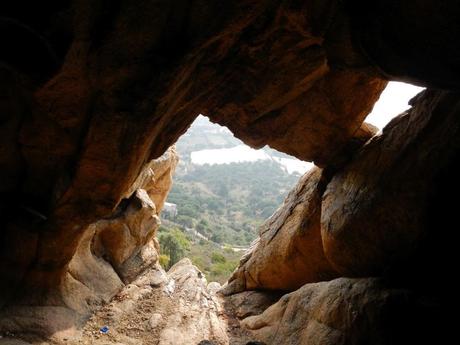 Cavitats del Montcabrer. La cova de les Encantades o cova de les Bruixes