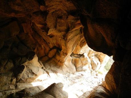 Cavitats del Montcabrer. La cova de les Encantades o cova de les Bruixes