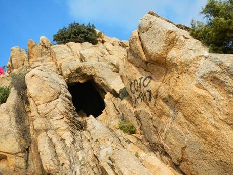 Cavitats del Montcabrer. La cova de les Encantades o cova de les Bruixes