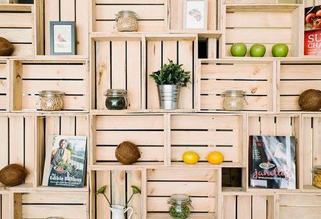 UN COMERCIO DECORADO CON CAJAS, MUCHAS CAJAS.