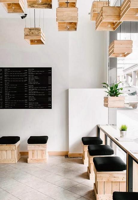 UN COMERCIO DECORADO CON CAJAS, MUCHAS CAJAS.