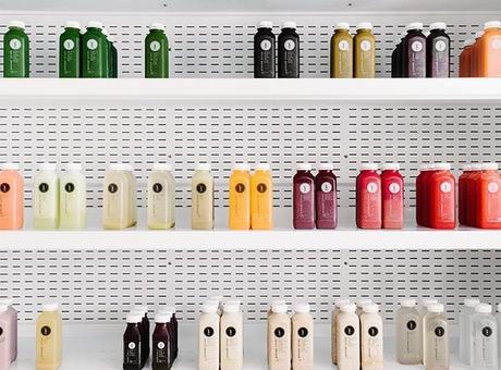 UN COMERCIO DECORADO CON CAJAS, MUCHAS CAJAS.