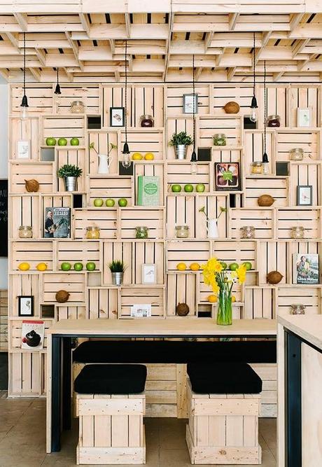 UN COMERCIO DECORADO CON CAJAS, MUCHAS CAJAS.