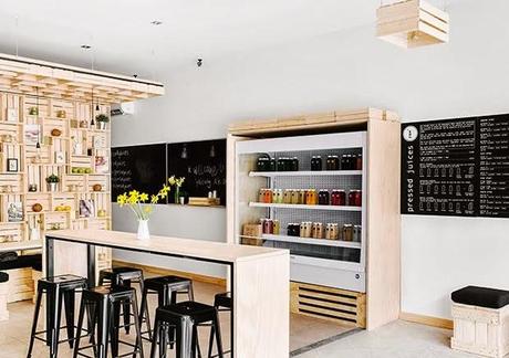 UN COMERCIO DECORADO CON CAJAS, MUCHAS CAJAS.