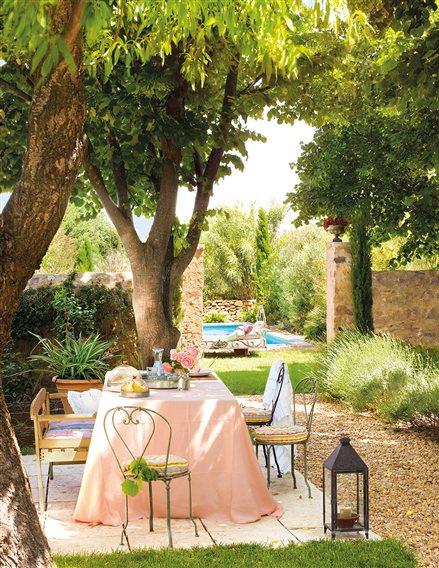 Zona de comedor en jardín con piscina