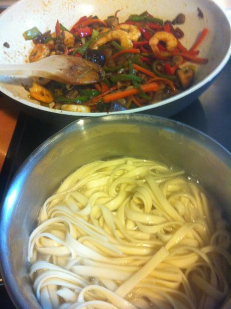 Wok De Gambas, Verduras Y Setas Con Tallarines