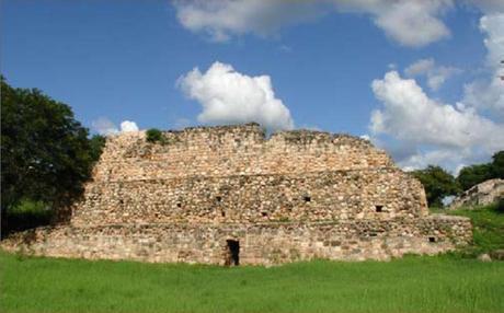 Cuevas, grutas y cenotes: el tránsito al Xib´alb´a entre los antiguos mayas