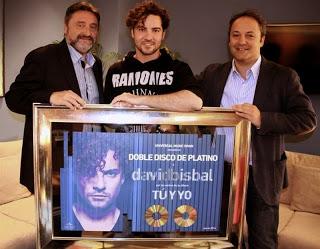 David Bisbal recibe discos de Oro y Platino vestido con una sudadera de los Ramones