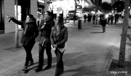 El frío, la noche y las risas caminando por la calle Fuencarral