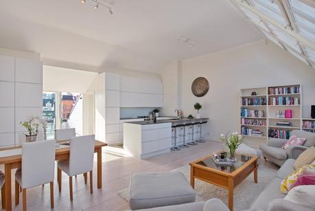 UNA BUHARDILLA DE ESTILO ESCANDINAVO MUY PRIMAVERAL