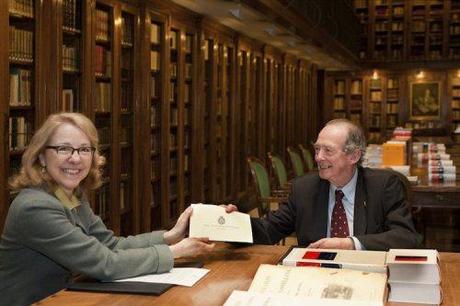El director entrega a la directora de Espasa, Ana Rosa Semprúm la 23.ª edición del DRAE. Foto: Asís G. Ayerbe/Espasa